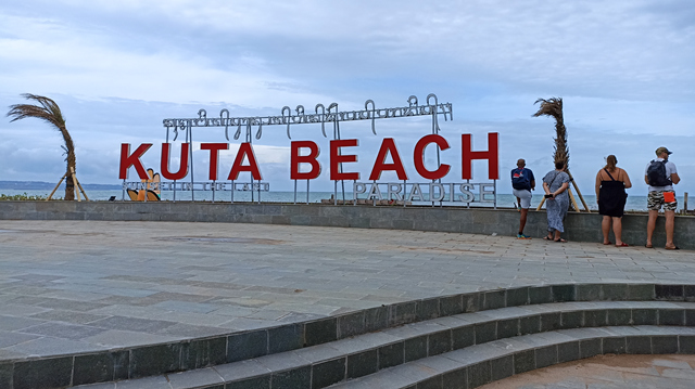 IKONIK : Tulisan Kuta Beach lengkap dengan tulisan aksara Bali kini mempercantik Pantai Kuta. (foto:Adrian suwanto/radarbali)