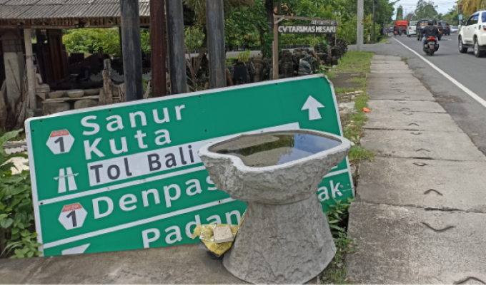 TERONGGOK DI TANAH : Papan rambu penunjuk lokasi ini dibiarkan teronggok di kawasan Bypass Ngurah Rai, Padanggalak, Denpasar. (foto:Adrian suwanto/radar bali)