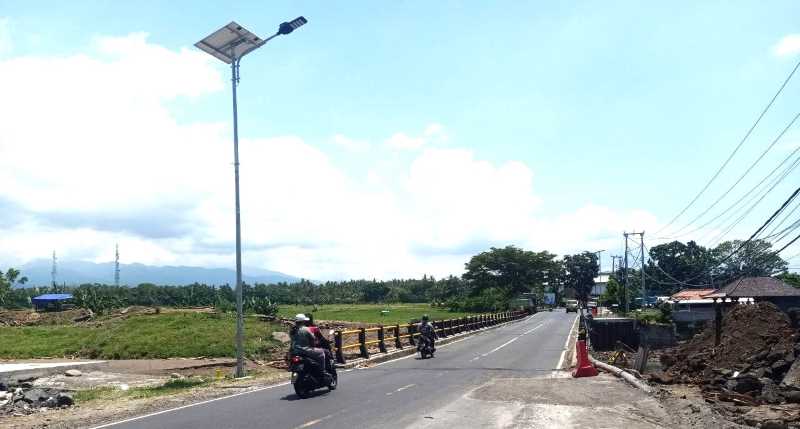 SUDAH DITAMBAL : Aspal jalan yang sebelumnya amblas diperbaiki. (foto: m.basir/radar bali)
