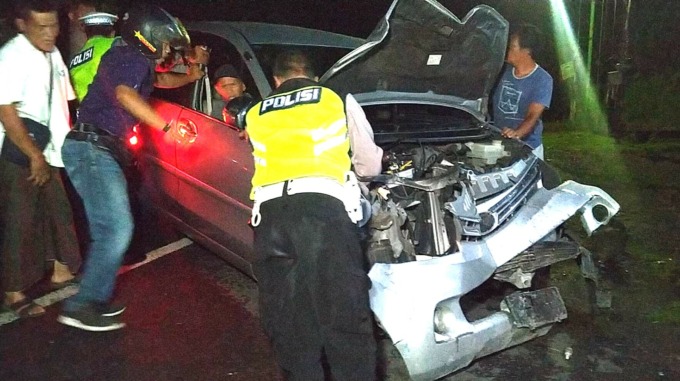 MALAM NAHAS : Mobil kecelakaan yang menabrak pos polisi dievakuasi Selasa malam (7/2/2023).(foto:istimewa)