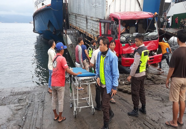 Truk yang ditabrak truk lain saat berada di pintu masuk kapal di Pelabuhan Gilimanuk, Kamis (9/2). (ist)