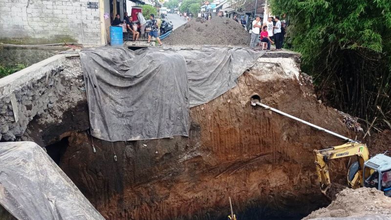 LANGSUNG DIPERBAIKI : Gorong-gorong di kawasan Jalan Raya Anggungan sedang diperbaiki setelah ambrol . (foto:istimewa)