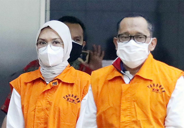 SAMA-SAMA PAKAI ROMPI : Pasangan suami istri, Hasan Aminuddin dan Puput Tantriana Sari. Putusan kasasi dari MA menetapkan keduanya tetap divonis empat tahun penjara. (Foto: Jawa Pos Radar Bromo)