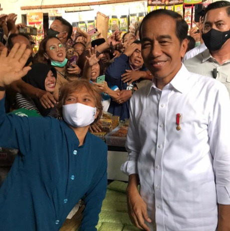 HISTERIS: Tutik Handayani pedagang tempe (kiri) saat berfoto bersama Presiden Joko Widodo.