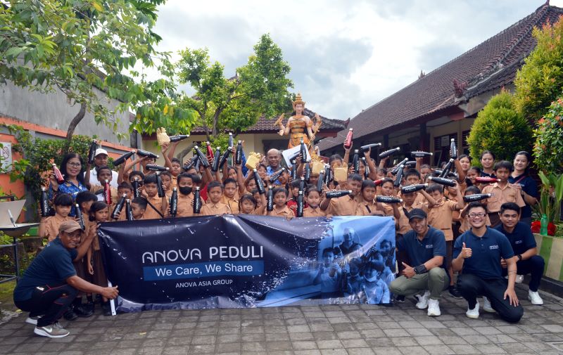 AIR UNTUK KESEHATAN: PT Seafood Inspection Laboratory CSR “We Care, We Share” foto bersama para siswa di SD Negeri 14 Pedungan.