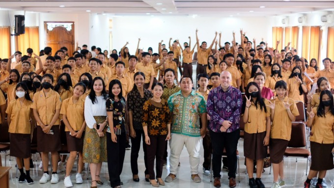 RESMI: Kick Off kelas industri yang diresmikan oleh Evan Burns selaku Country Manager Cross Hotels & Resorts Indonesia di SMK Triatma Jaya Badung, Jumat (3/2/2023). (Cross Hotels & Resorts Indonesia untuk Radar Bali) 