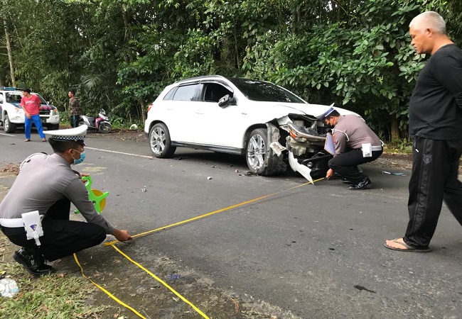 Polisi melakukan olah TKP setelah kecelakaan maut di Jalan Nusantara Jurusan Bangli-Kintamani. (ist)