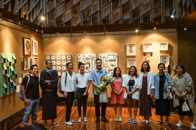 Caption Foto: IST KREATIFITAS SKETCHY  TUESDAY:  Para Seniman berfoto dengan General Manager ARTOTEL Sanur, Agus Ade Surya Wirawan dalam Pembukaan Pameran Seni Bertajuk “Seen”. (IST)