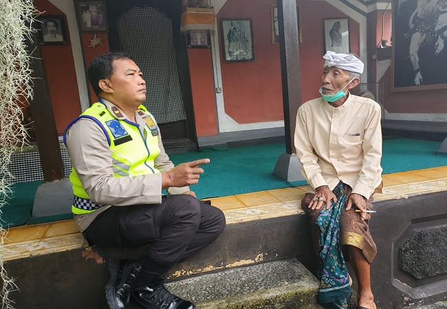 Ipda I Gde Gumiliarta, KBO Satbinmas Polres Bangli melaksanakan koordinasi dengan keluarga Puri Agung Bangli. (ist)
