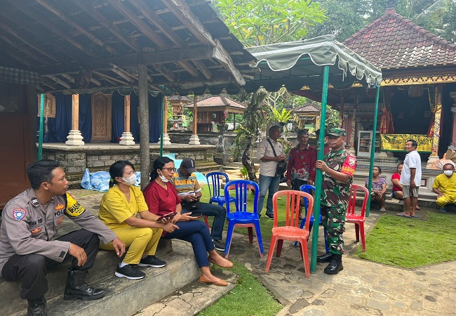 Petugas meminta keterangan warga di TKP. (Ist)