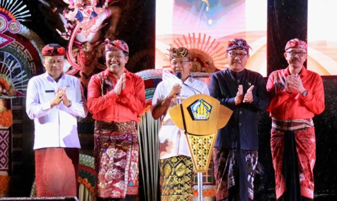 APRESIASI: Gubernur Bali, Wayan Koster dan Wakil Gubernur Tjokorda Oka Artha Ardana Sukawati dalam acara tatap muka bersama masyarakat Kabupaten Bangli, Minggu (26/2). (PEMPROV BALI FOR RADAR BALI) 