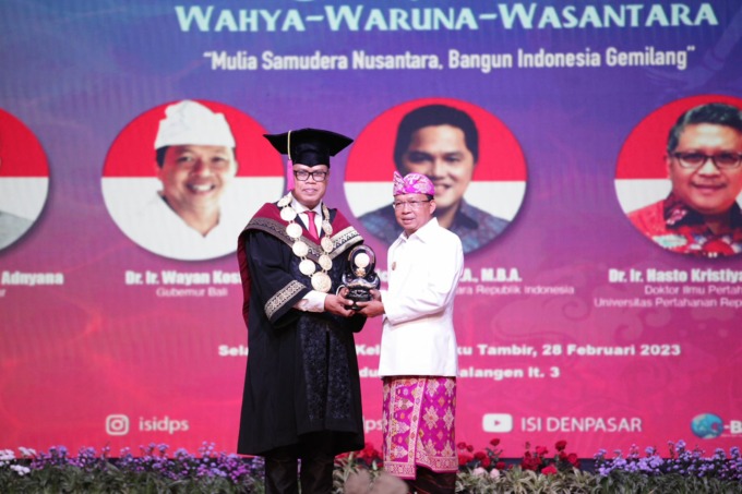 WISUDA: Institut Seni Indonesia (ISI) Denpasar menggelar Wisuda Sarjana, Sarjana Terapan, Magister, dan Doktor ke-29, Selasa (28/2) di Gedung Citta Kelangen Lt. 3 Kampus setempat. (ISI DENPASAR UNTUK RADAR BALI) 