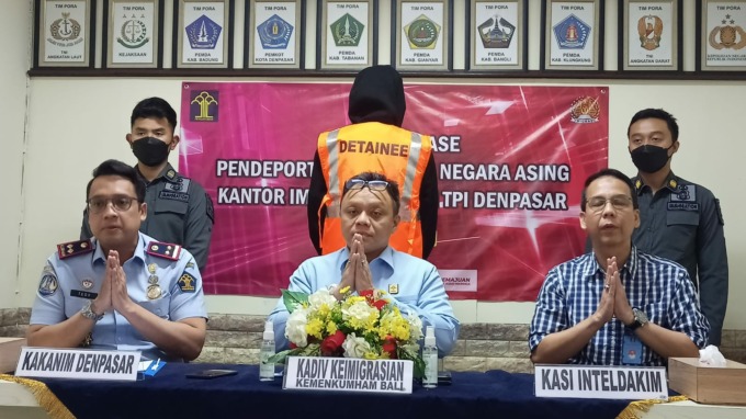 JADI FOTOGRAFER ILEGAL: (kiri ke kanan) Kepala Kantor Imigrasi Kelas I TPI Denpasar, Tedy Riyandi didampingi Kepala Divisi Imigrasi Kemenkumham Bali, Barron Ichsan dan Kasi Inteldakim Kantor Imigrasi kelas I TPI Denpasar , Iqbal Rifai, Selasa (28/2/2023)