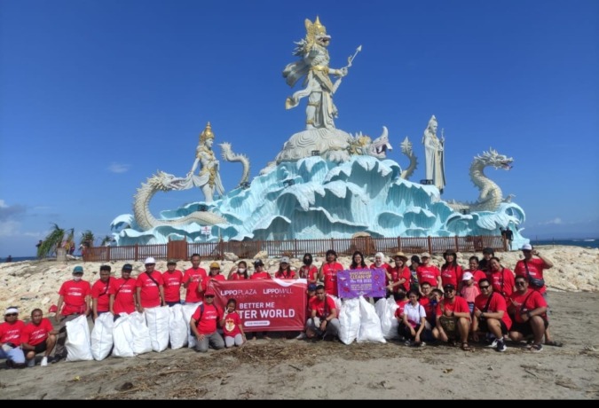 PEDULI: Tim Lippo Mall Kuta membersihkan sampah di Pantai Jerman, Kuta. (IST)