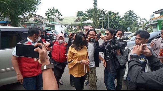 DIPERIKSA  KEJIWAANNYA: Setelah  diangkut ke kantor polisi, lantaran kasus pelecehan seksual terhadap belasan anak-anak, Ibu muda Jambi yang bernama lengkap Yunita Sari Anggraini itu akhirnya dibawa ke rumah sakit jiwa, Selasa (7/2) pagi. (istimewa)
