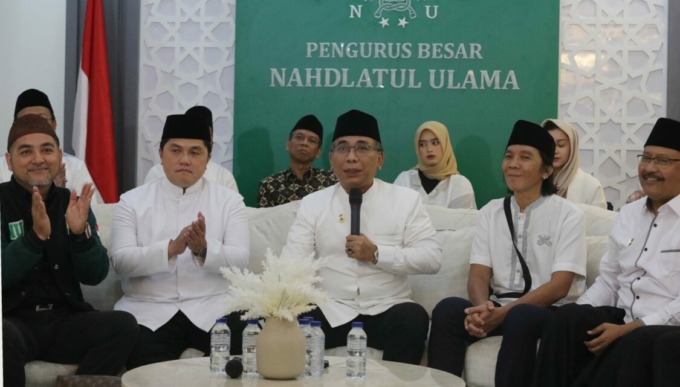 NU ROCK N ROLL : Ketua Umum PBNU Yahya Cholil Staquf bersama Meneg BUMN Erich Thohir dan sejumlah artis pendukung acara saat resepsi Puncak Satu Abad NU di Kantor Pusat PBNU, Jakarta, Jumat (27/1/2023). (FEDRIK TARIGAN/ JAWA POS).
