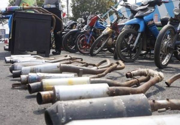 BIANG KEROK BISING : Knalpot brong macam ini jadi fokus operasi selain balap liar. (foto:dok. Jawapos)