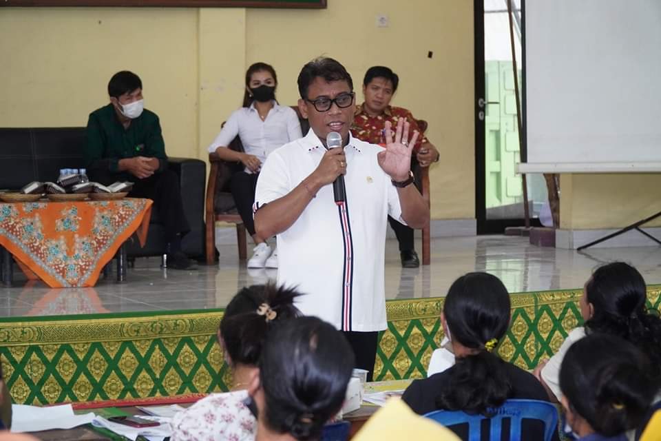FOKUS PERLINDUNGAN: Anggota Komisi IX DPR RI, I Ketut Kariyasa Adnyana mengulkan bantuan bagi PMI yang dipulangkan.