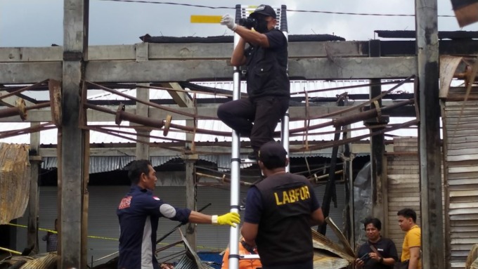 SISA PUING: Olah TKP kebakaran Pasar adat Lelateng oleh tim labfor Polda Bali dan Inafis Polres Jembrana. FOTO M..BASIR/RADAR BALI