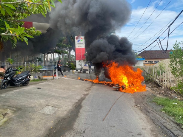 DISELIDIKI: Sebuah sepeda motor milik warga tiba-tiba menyemburkan api yang memicu kebakaran di SPBU Nusa Ceningan Klungkung (9/2/2023).