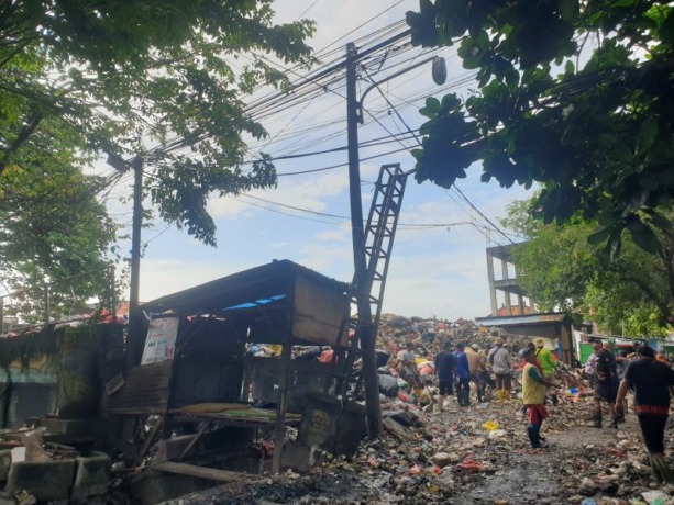 KELABAKAN: Petugas sampah dan warga berjibaku singkirkan sampah yang menumpuk, jorok dan menebar bau di TPA Renon.