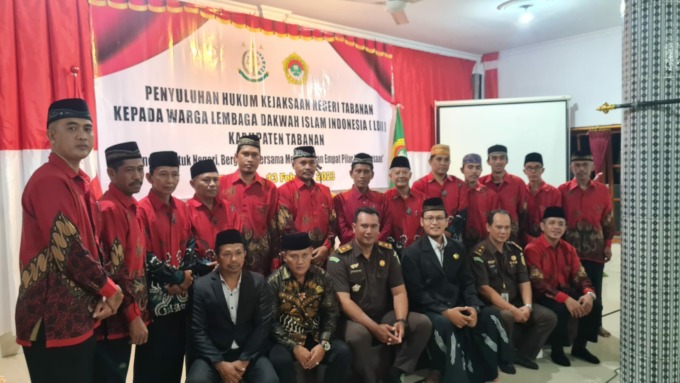 REKATKAN KEBANGSAAN: Kasi Intel Kejari Tabanan, I Gusti Ngurah Anom Sukawinata bersama para pengurus DPD LDII Kabupaten Tabanan