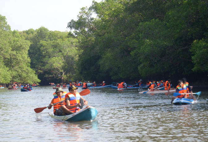 GALI POTENSI: Peserta menyusuri hutan mangrove di waduk muara Batu Lumbang Pemogan Denpasar (24/2/2023)