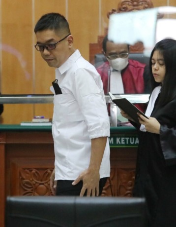 Mantan Kapolsek Kuta dan Kapolres Bukittinggi AKBP Doddy Prawiranegara saat hadir dalam sidang lanjutan kasus peredaran narkoba oleh Irjen Teddy Minahasa. di Pengadilan Negeri Jakarta Barat, Jakarta, Kamis lalu (23/2/2023). (FEDRIK TARIGAN/ JAWA POS)