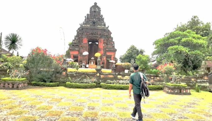 MENGKHAWATIRKAN : Begini penampakan pintu besar atau lebih dikenal dengan Pemedal Agung di sisi barat kawasan Kertha Gosa.(foto: dewa ayu pitri arisanti/radar bali)