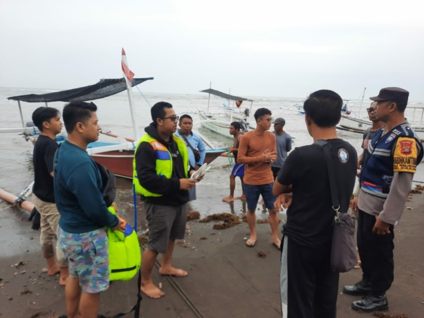 NAHAS: Seorang nelayan warga Kalibukbuk Buleleng tercebur ke laut saat antar tamu lihat lumba-lumba, saat dicari ternyata tak bernyawa.