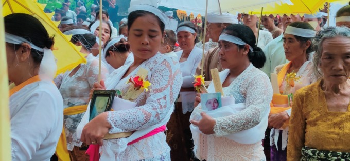 UNIK DAN BERBEDA:  Prosesi ngangkid  atau upacara Ngaben alas masyarakat Desa Pedawa Kabupaten Buleleng.