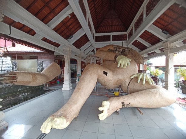 RAMAH LINGKUNGAN: Ogoh-ogoh yang sedang digarap oleh Himpunan Generasi Muda Mel (HGMM) Intaran Sanur, Denpasar dengan tema Celuluk. Foto: Adrian Suwanto/Radar Bali