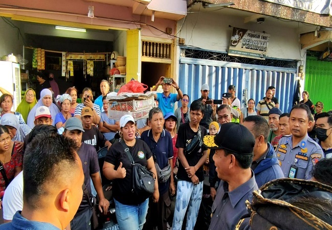 Penjabat Bupati Buleleng Ketut Lihadnyana saat kunjungi Pasar Anyar Singaraja. (Eka Prasetya)