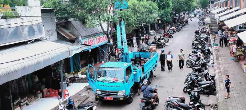 SEGERA DITATA : Aktivitas  jualan di pasar tumpah sekitar Pasar Anyar Singaraja. (foto: eka prasetya/radar bali)