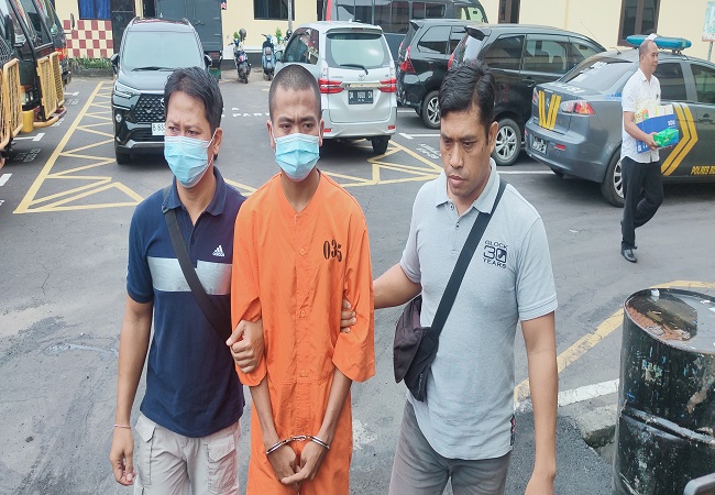 Tersangka Kadek Darmayasa alias Donat dikawal petugas ke sel tahanan. (Eka Prasetya)