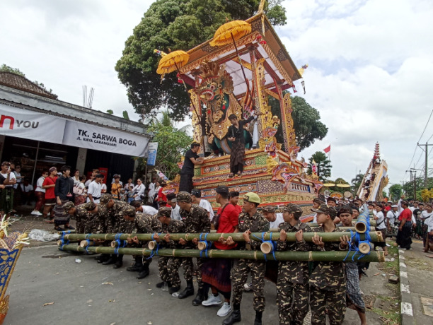 ALA MILITER: Para pengusung bade saat pelebon I Gusti Ngurah Alit Yudha putra bungsu pahlawan I Gusti Ngurah Rai berpakaian ala militer Jumat (10/2/2023). Foto: Adrian Suwanto/Radar Bali