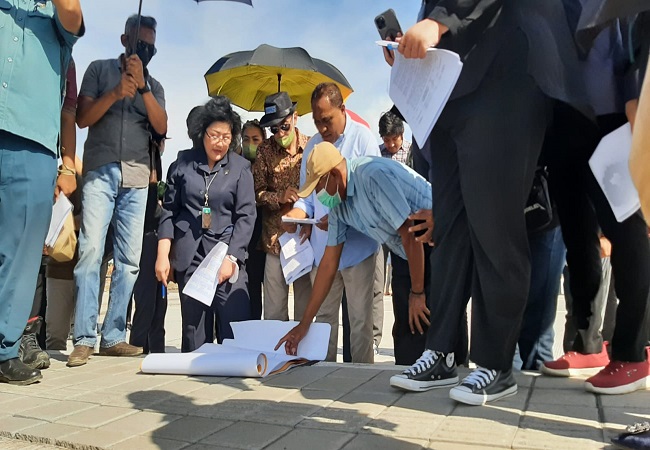 Pengadilan Negeri Semarapura saat menggelar sidang pemeriksaan setempat dalam perkara sengketa lahan di kawasan Pusat Kebudayaan Bali (PKB) di Kabupaten Klungkung seluas 53,065 hektare, Selasa (21/2). (DEWA AYU PITRI ARISANTI)