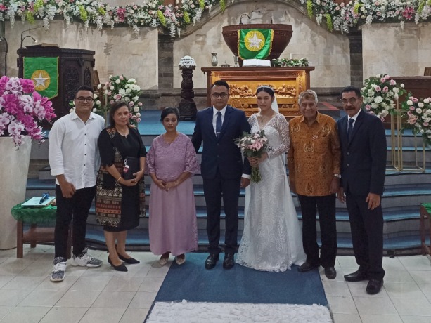 MENGIKAT JANJI: Ryan yang mengenakan setelan jas sangat gagah dan Christianti sangat cantik dengan gaun putih, didampingi orang tua.
