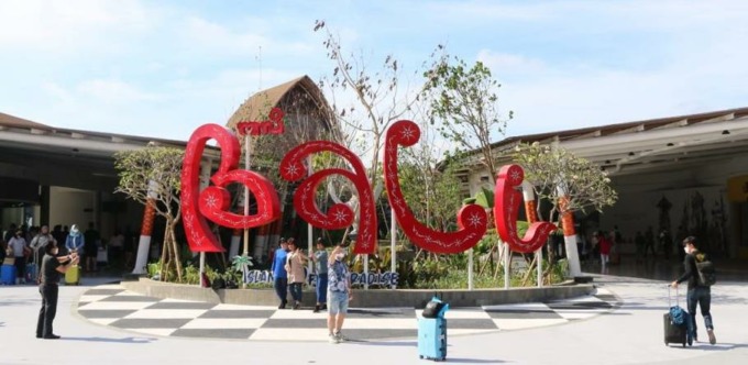 INSTAGRAMABLE: Salah satu spot foto yang kerap digunakan berfoto ria di Bandara Ngurah Rai, Tuban, Badung. (foto: istimewa)