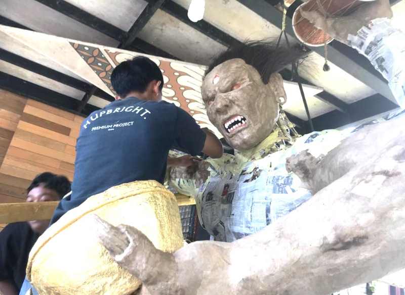 SEMUA BAHAN SERBA ALAMI:  Para pemuda tampak mengerjakaan ogoh-ogoh STT  Acarya Perkasa yang dominan terbuat dari bahan alami. Pewarna yang bahan alami siap diaplikasin untuk mengecat ogoh-ogoh tersebut. (made dwija putra/radar bali)