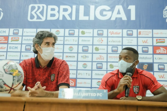 PENENTUAN: Pelatih Bali United Stefano Cugurra alias Teco (kiri) dalam sesi konferensi pers jelang laga menghadapi Persib Bandung hari ini (10/2/2023)