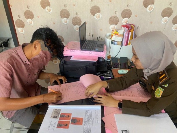 PENCABULAN: Pemeriksaan tersangka KAP saat pelimpahan berkas tahap dua di Kejari Jembrana (17/2/2023)