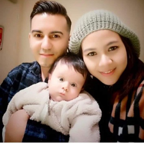 JADI WARGA TURKI: WNI asal Bali Nia Merlinda (kanan) foto bersama suami dan anaknya semasa hidupnya sebelum musibah gempa bumi Turki (6/2/2023).