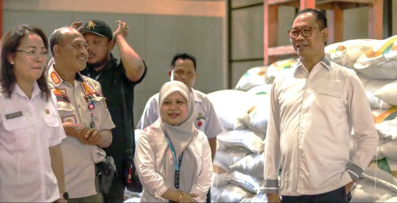 CEK SEMBAKO : Wakil Bupati Badung Ketut Suiasa bersama TPID saat melakukan pemantauan stok dan harga kebutuhan pokok. (foto:istimewa)
