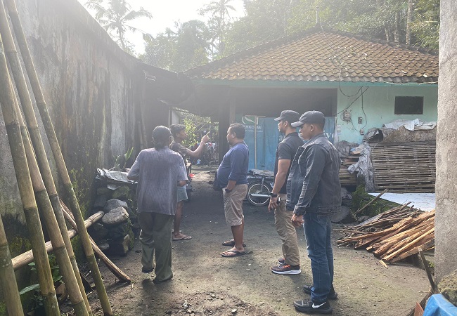 Aparat kepolisian saat melakukan penangkapan satu dari tiga pelaku pencurian buah salak. (ist)