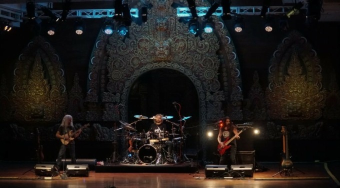 PERTUNJUKAN PEMBUKTIAN : The Aristocrats, Guthrie Govan (gitar), Marco Minnemann (drum), dan Bryan Beller (bas) unjuk kebolehan di panggung indoor, Dharmanegara Alaya, Lumintang, Denpasar. (foto:istimewa).