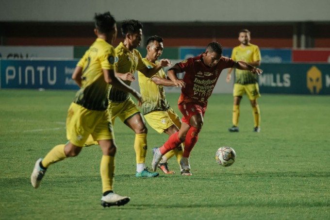 HAPUS IMPIAN: Gelandang Bali United Eber Bessa dikepung empat pemain Barito Putra dalam laga di stadion Maguwoharjo Sleman, Minggu 5 Februari 2023.