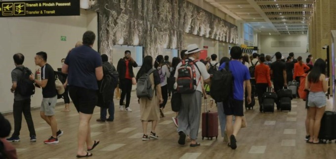 PERLAHAN MENUJU PULIH KEMBALI : Suasana Bandara Ngurah Rai yang mulai ramai lagi, pariwisata perlahan mulai pulih. (foto:istimewa)