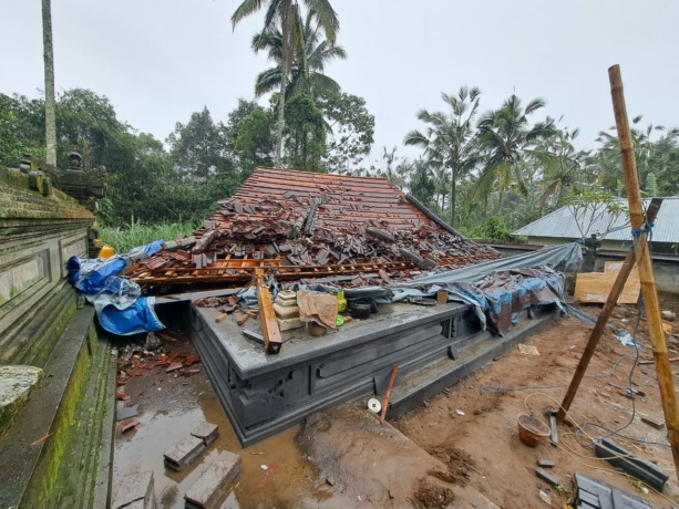 AMBRUK: Sebuah bale di kawasan Pura remuk ambruk akibat disapu angin dan hujan (6/2/2023) pagi.