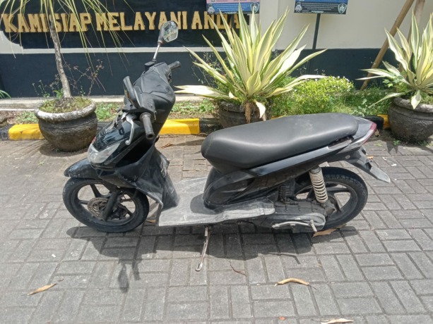 NEKAT: Barang bukti sepeda motor yang dicuri Rizki Ariyanto diamankan di Polsek Mengwi Badung.